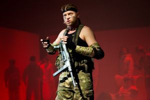 komandos-to-ulubiona-zabawka-glownego-bohatera-fot-teatr-rampa