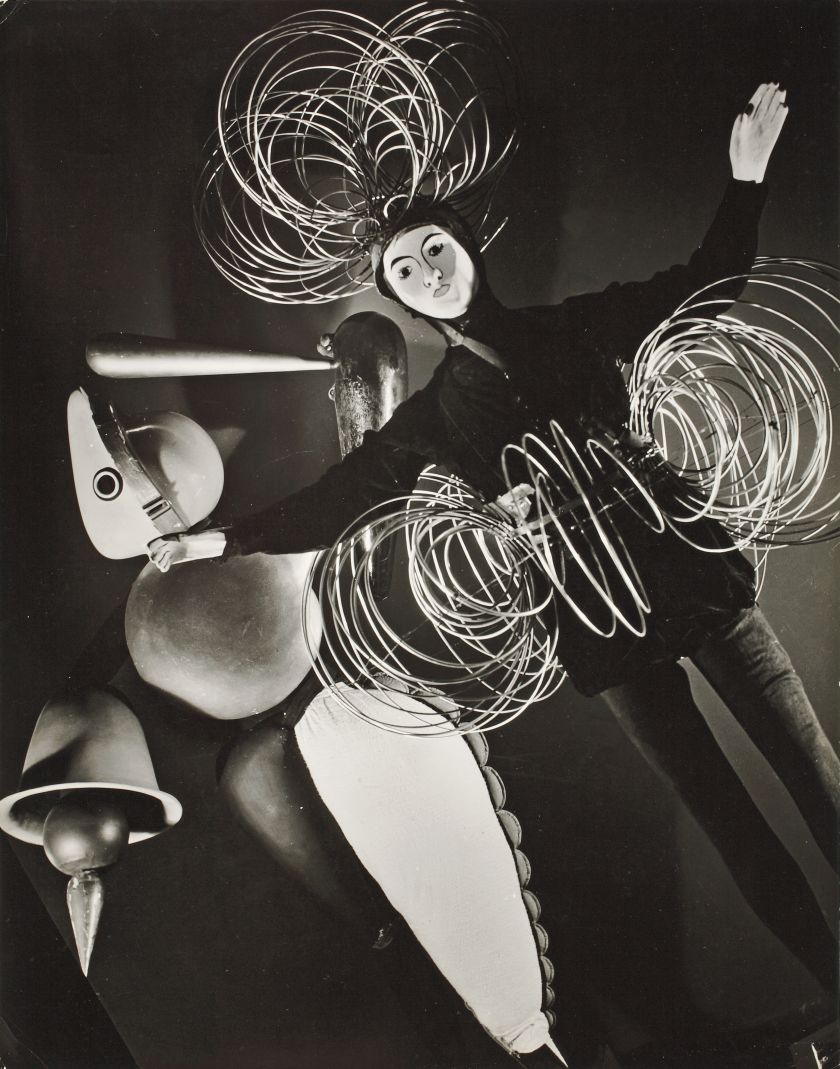 Figura drutowa i figura abstrakcyjna z „Baletu triadycznego“. Zdjęcie z wystawy „Bauhaus: 1919-1928“, Museum of Modern Art, Nowy Jork, 1938-1939, 1938 fot. Hansel Mieth fotografia wł. Bauhaus-Archiv Berlin