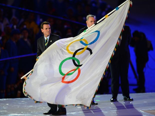 Brytyjczycy przekazali flagę olimpijską podczas ceremonii zamknięcia (fot. Getty Images)