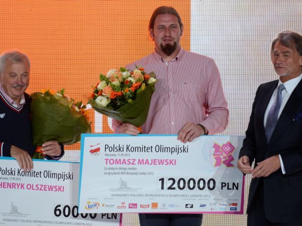 Tomasz Majewski i jego trener Henryk Olszewski odebrali zasłużone nagrody (fot. PAP/Bartłomiej Zborowski)