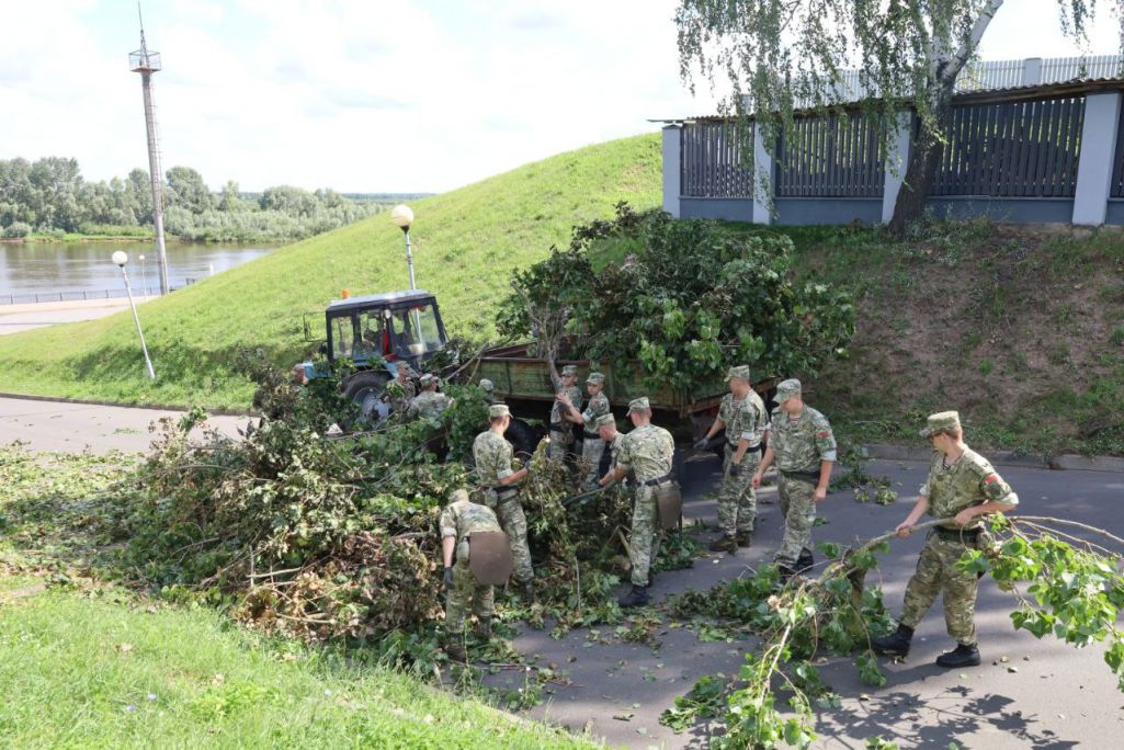 Лініі электраперадачы на заходзе. (Фота: Белсат)