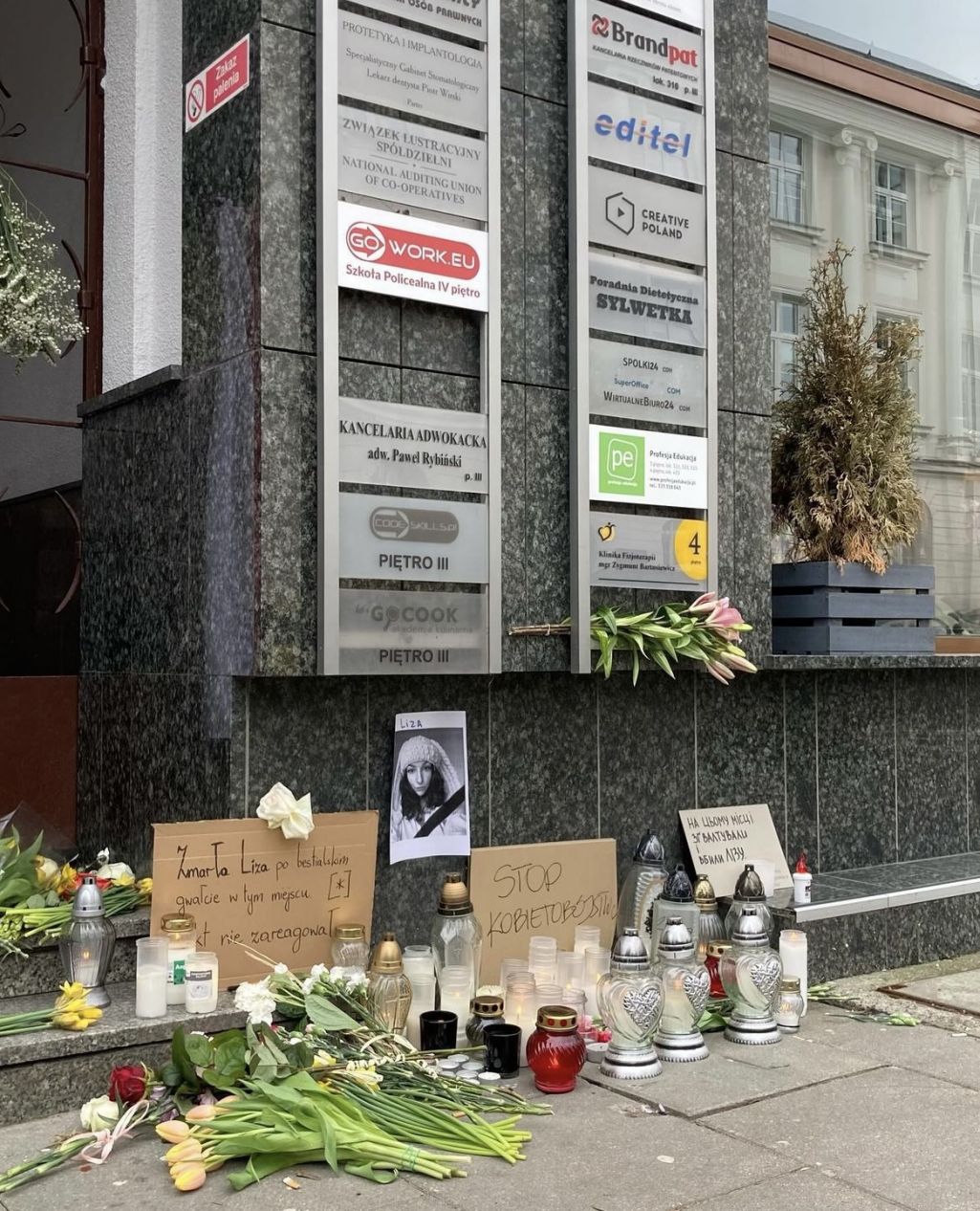 Стыхійны мемарыял на месцы нападу на беларуску Лізавету ў Варшаве. (Фота: Maks Parshuta / Instagram)