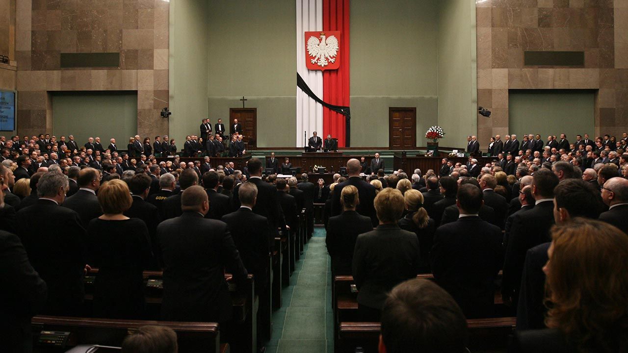 Zgromadzenie posłów i senatorów - 13 kwietnia 2010 r. (fot. PAP/Radek Pietruszka) Zgromadzenie posłów i senatorów - 13 kwietnia 2010 r. (fot. PAP/Radek Pietruszka)