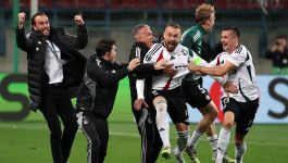 Legia Warszawa strzeliła 16 z 62 goli polskich klubów w tym sezonie europejskich pucharów (fot. PAP) Zawodnicy i sztab Legii Warszawa cieszą się po zdobyciu bramki w meczu europejskich pucharów. Radość piłkarzy odzwierciedla dobrą passę polskich klubów, które w trwającym sezonie 2025/26 zdobyły już 62 gole w rozgrywkach międzynarodowych.