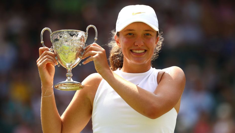 Iga Świątek z juniorskim trofeum Wimbledonu (fot. Getty) Iga Świątek z juniorskim trofeum Wimbledonu (fot. Getty)