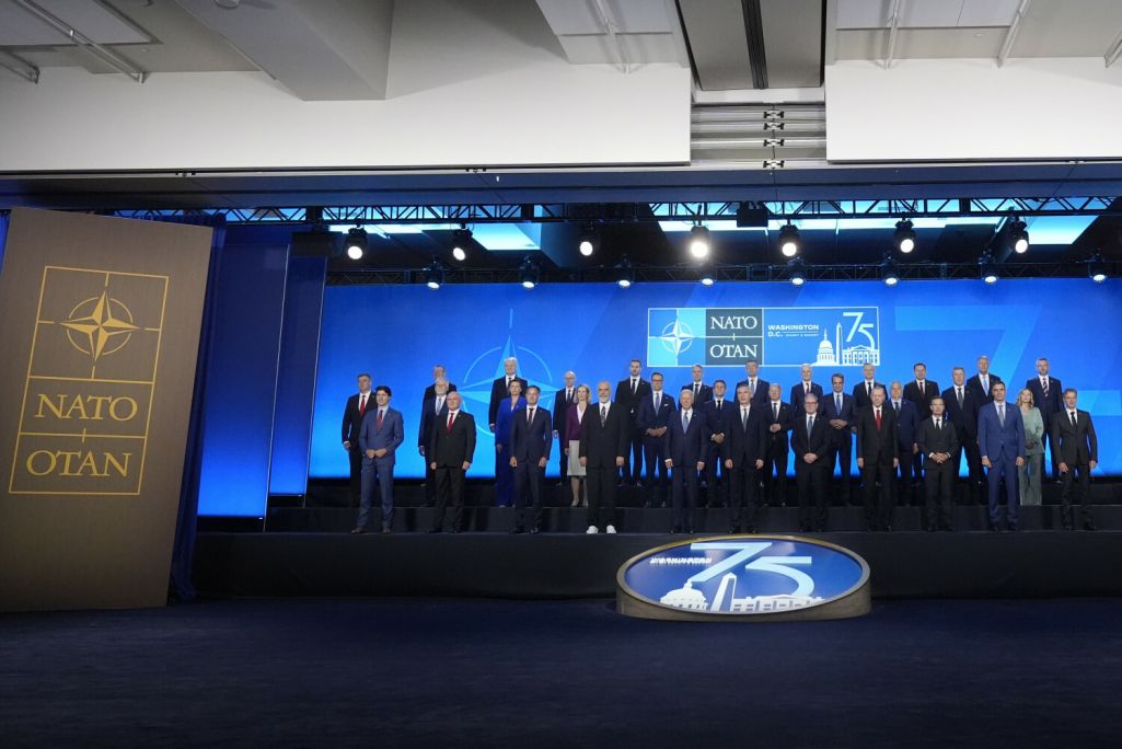 Прадстаўнікі краінаў NATO пазіруюць для афіцыйнага фота на саміце ў Вашынгтоне, ЗША. 10 ліпеня 2024 года. (Фота: Mark Schiefelbein / AP Photo / East News)