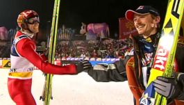 Adam Małysz i Roar Ljoekelsoey na pierwszym miejscu w Zakopanem, 2005 rok (fot. TVP)