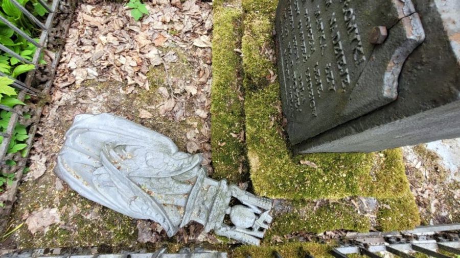 Na Cmentarzu Bernardyńskim doszło do dewastacji nagrobka ucznia Konstantego Koziełły (fot. Społeczny Komitet Opieki nad Starą Rossą)
