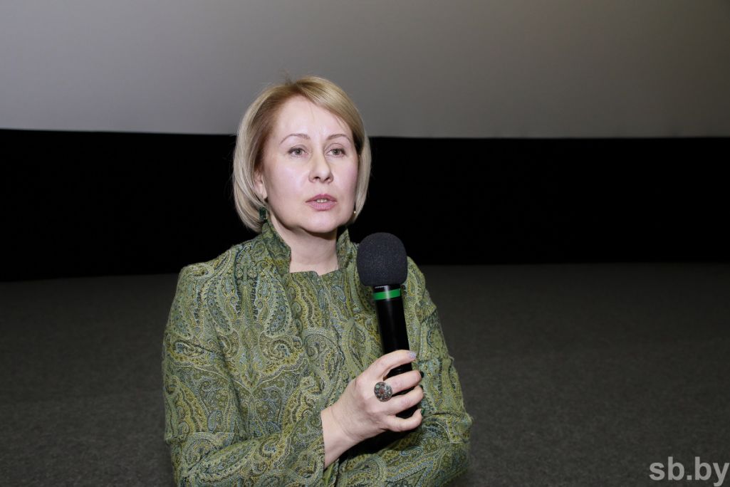 Рэжысёрка Галіна Адамовіч выступае ў кінатэатры «Цэнтральны» падчас прэм’еры свайго новага дакументальнага фільму «Тэатр кінаактора». Менск, Беларусь. 29 сакавіка 2022 года. (Фота: sb.by)