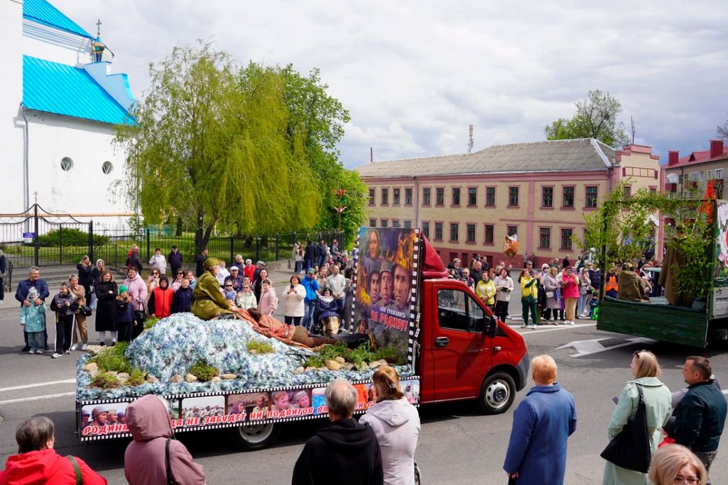 Рэканструкцыя часоў ВАВ на парадзе ў Слоніме. Фота: gs.by