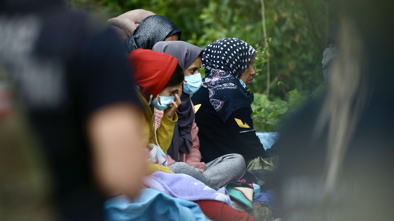 W okolicy Usnarza Górnego od kilkunastu dni koczuje grupa cudzoziemców (fot. STR/NurPhoto/Getty Images)