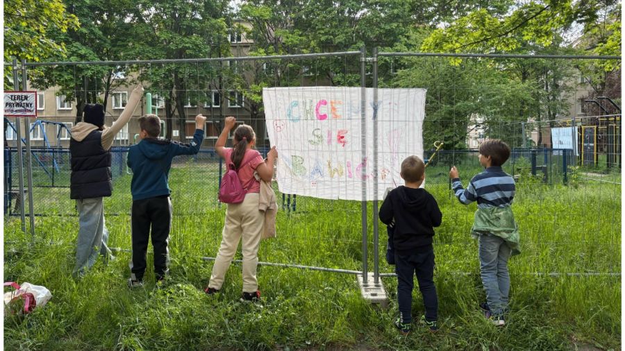 Poznań, właściciele ogrodzili plac zabaw na Winogradach, zdewastowali huśtawki (fot. nadesłane)