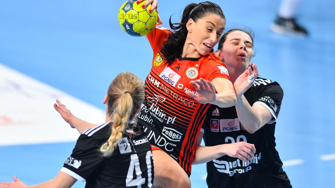 Kinga Grzyb w akcji w meczu z Pogonią Szczecin (fot. PGNiG-SUPERLIGA-KOBIET.PL/PressFocus/Paweł Andrachiewicz)
