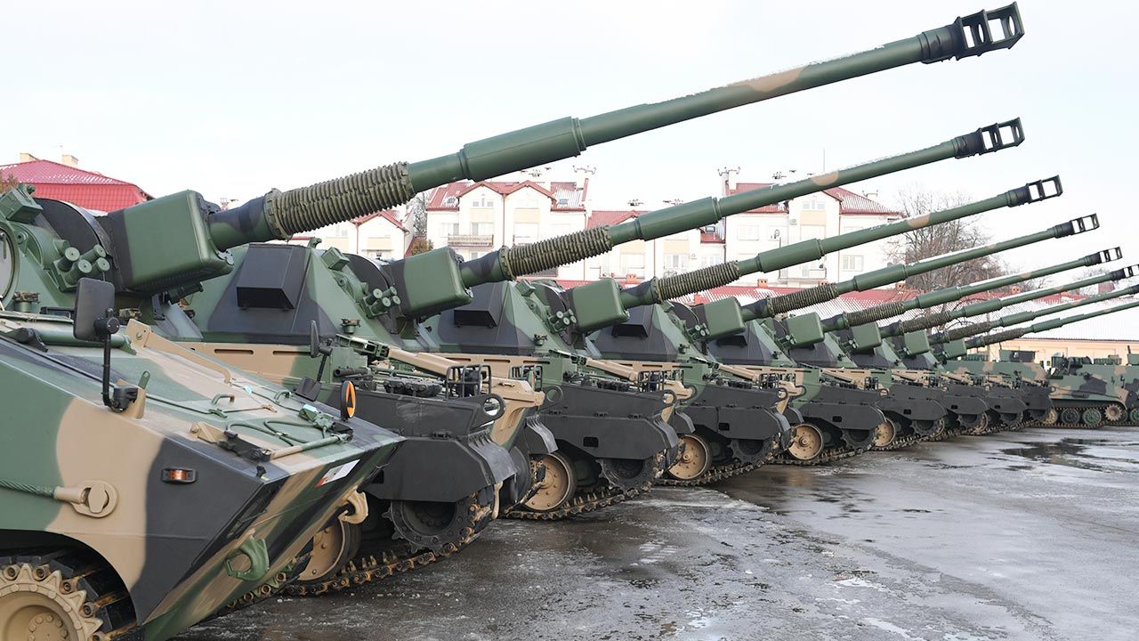 Polskie armatohaubice KRAB dla ukraińskiej armii (fot. PAP/Darek Delmanowicz) Polskie armatohaubice KRAB dla ukraińskiej armii (fot. PAP/Darek Delmanowicz)