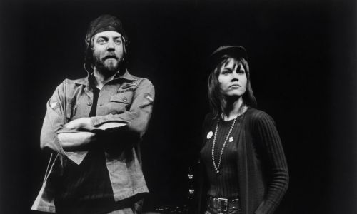 Jane Fonda razem z aktorem Donaldem Sautherlandem założyła kabaret „FTA” („Fuck The Army”), gdzie w niewybrednej formie kpiono z wojska i namawiano do dezercji. 1972 rok. Fot. PAP/APA