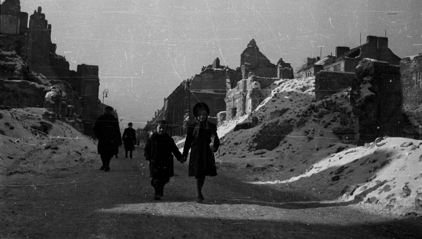 CAPTIONS: Warsaw 1947. Danusia Piekarzówna and her brother Janusz walking among the ruins of one of the capital’s main streets. Photo: PAP/Władysław Forbert