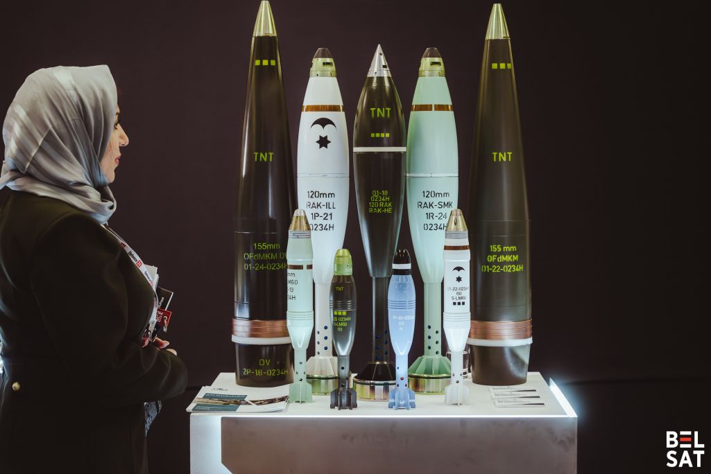 Наведвальнікі канферэнцыі «Defence 24 Days» аглядаюць экспанаты выставы, якая праходзіць у рамках канферэнцыі. Варшава, Польшча. 6 траўня 2025 года. Фота: Рауль Дзюк / Белсат
