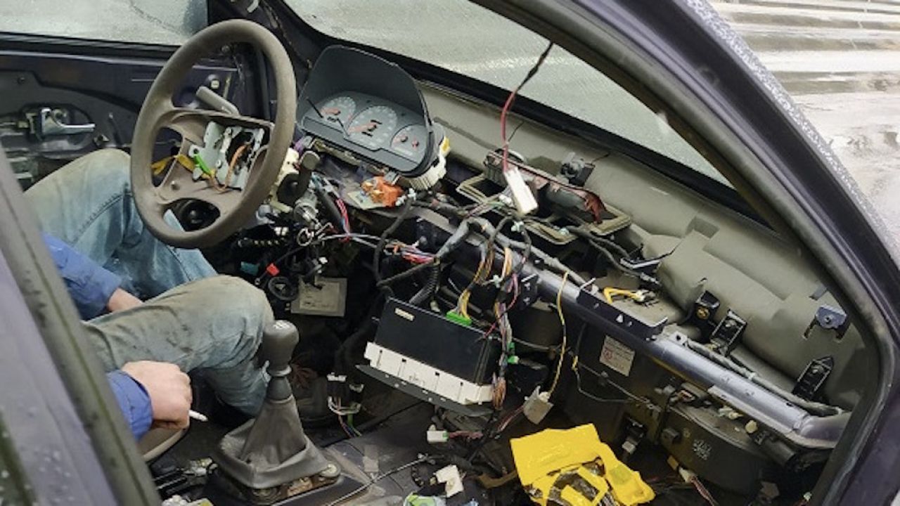 Auto miało zdekompletowaną deskę rozdzielczą (fot. KMP Poznań) Auto miało zdekompletowaną deskę rozdzielczą (fot. KMP Poznań)
