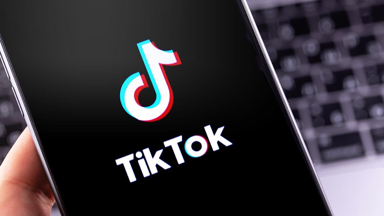 Francuscy urzędnicy nie będą mogli korzystać z TIkToka na służbowych telefonach (fot. Shutterstock/Primakov)