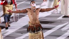Pita Taufatofua (Tonga) podczas ceremonii otwarcia IO w Tokio (fot. Getty Images)