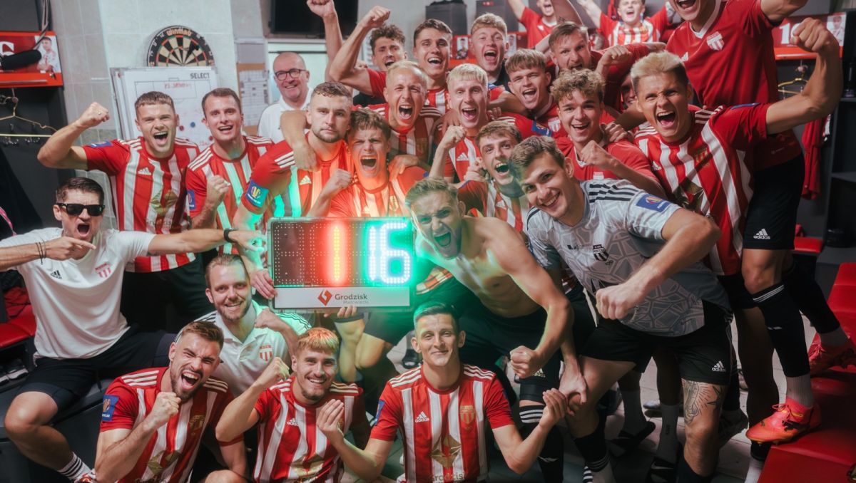 Lechia Gdańsk odpadła z Pucharu Polski po porażce z Pogonią Grodzisk Mazowiecki prowadzoną przez Marcina Sasala (fot: Pogoń Grodzisk Mazowiecki)