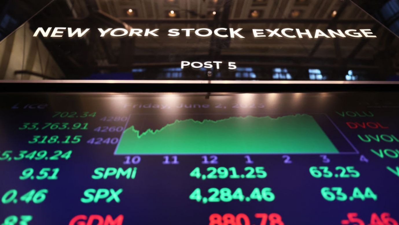 Na Wall Street ostrożny optymizm, ale inwestorzy czekają na decyzje FED. (Fot. Michael M. Santiago/Getty Images)