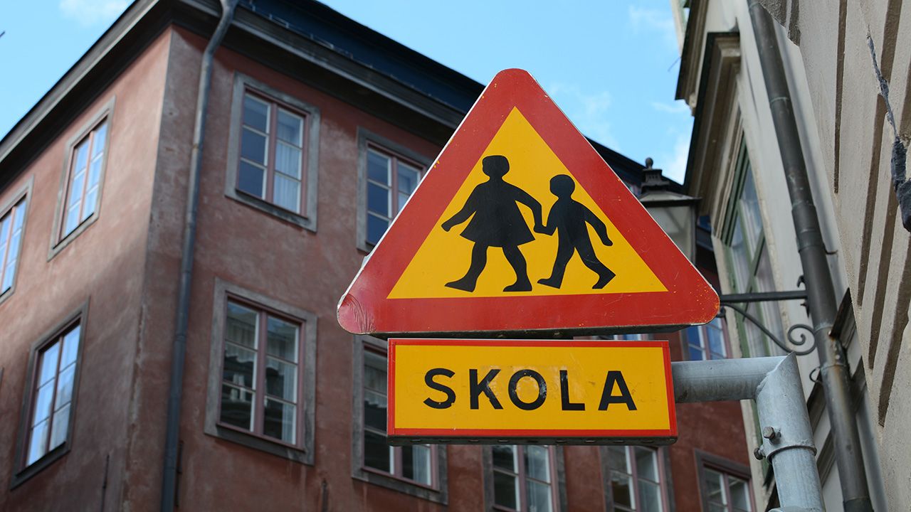 Według szwedzkiego rządu istniejące szkoły wyznaniowe będą przekształcane w świeckie (fot. Shutterstock/Autorstwa GDL Studio)