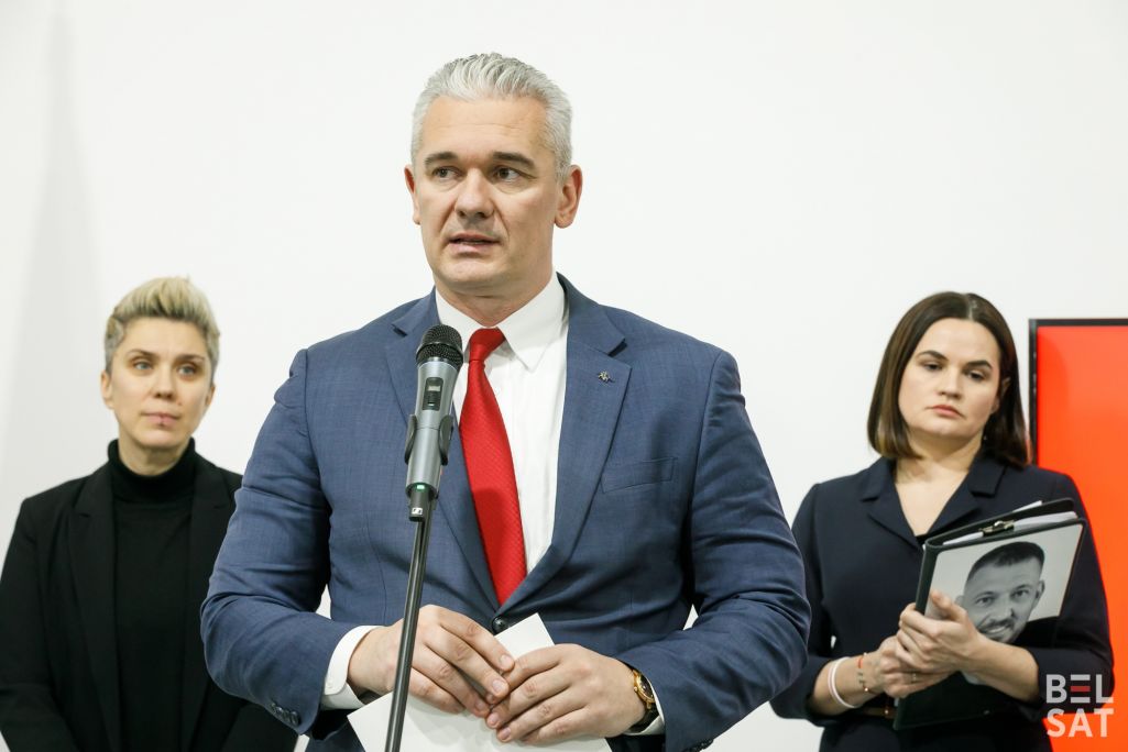 Прадстаўнік па замежных справах Аб’яднанага пераходнага кабінета Валер Кавалеўскі выступае перад прадстаўнікамі медыя пасля паседжання Аб’яднанага пераходнага кабінета. Варшава, Польшча. 8 студзеня 2024 года. (Фота: Таццяна Верамеева / Белсат)