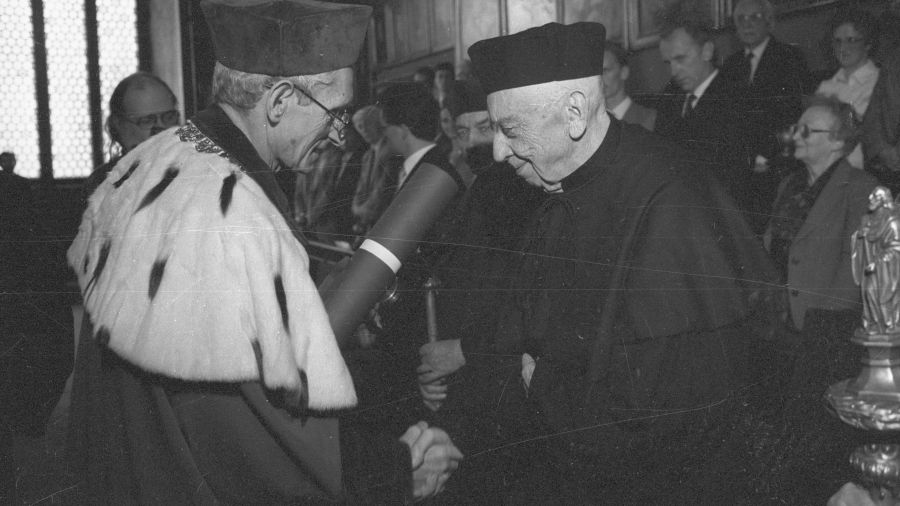 Uroczystość nadania tytułu doctora honoris causa Uniwersytetu Jagiellońskiego profesorowi Innocentemu Marii Bocheńskiemu OP (z prawej). Na zdjęciu także rektor uniwersytetu profesor Aleksander Koj. Fot. PAP/Maciej Sochor