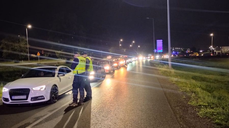 Mandaty, zatrzymania, odholowane auta. Policja reaguje na nielegalne zloty pod Toruniem. (fot. KWP w Bydgoszczy)