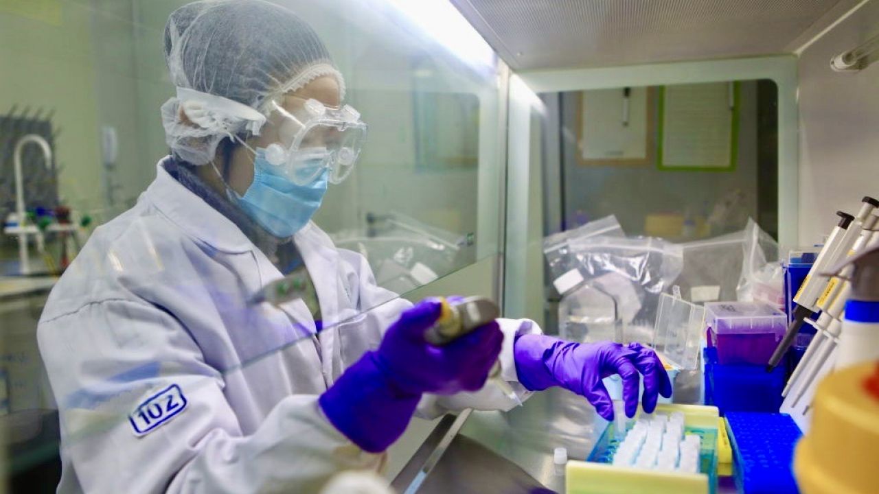 Prof. Gut podkreślił, że można zwiększyć liczbę laboratoriów, ale odbyłoby się to kosztem jakości (fot. Getty Images) Prof. Gut podkreślił, że można zwiększyć liczbę laboratoriów, ale odbyłoby się to kosztem jakości (fot. Getty Images)
