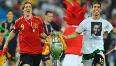 Fernando Torres i Sergio Ramos z trofeum mistrzostw Europy (fot. Getty)