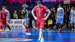 Arkadiusz Moryto w czerwonym stroju reprezentacji Polski schodzi z boiska ze spuszczoną głową i rękami opartymi na biodrach, wyraźnie przygnębiony. W tle widać innych zawodników, zarówno w czerwonych, jak i białych koszulkach, którzy również opuszczają parkiet po zakończonym meczu. Atmosfera na hali sugeruje rozczarowanie po trudnym spotkaniu ((fot. PAP/Abaca)