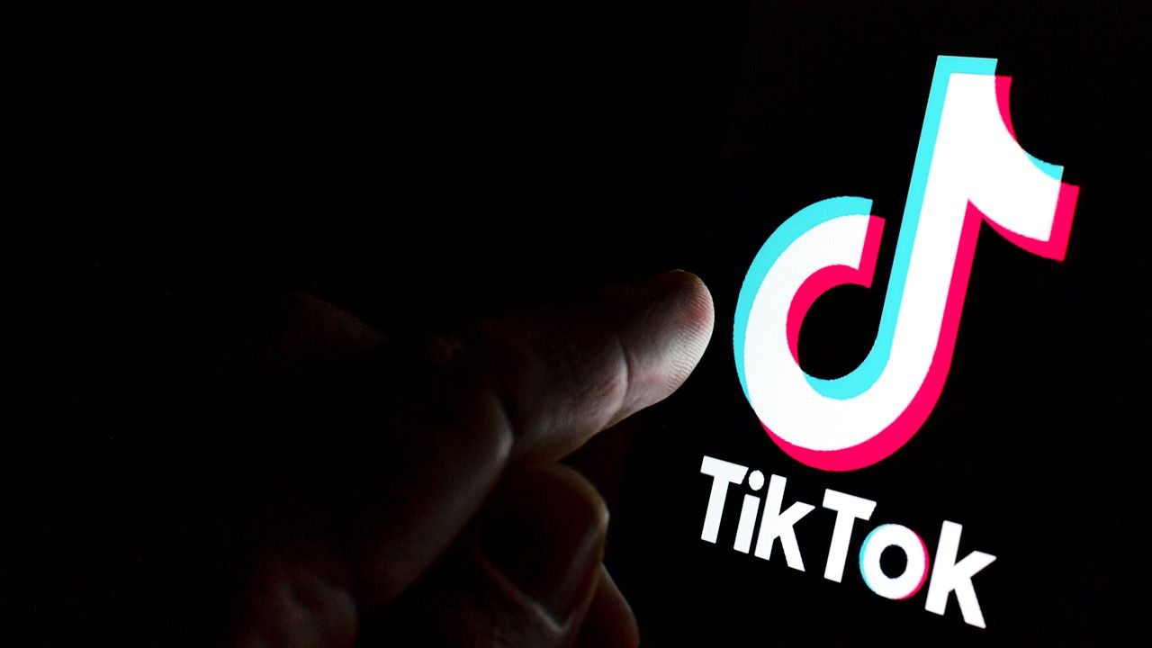TikTok z luką w algorytmie (fot. Shutterstock) TikTok z luką w algorytmie (fot. Shutterstock)