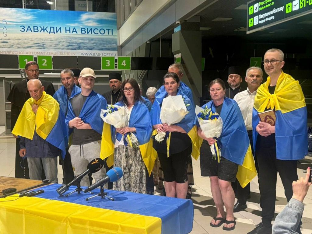 Сустрэча вызваленых у Беларусі і Расеі ўкраінскіх палонных. Мікалай Швец – чацвёрты злева. Кіеў, аэрапорт «Жуляны». 28 чэрвеня 2024 года. (Крыніца: suspilnenews / Telegram)