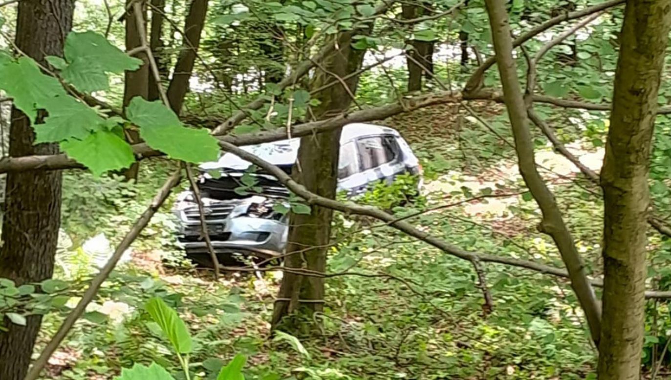 Samochód wypadł na łuku drogi  (fot. Facebook/Straż Pożarna Biały Kościół KSRG)
