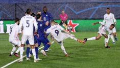 Karim Benzema strzela gola na 1:1 w meczu Realu Madryt z Chelsea (fot. Getty)