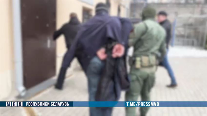 Затрыманне фігуранта справы аб «адмаўленні генацыду беларускага народу». Скрыншот: pressmvd / Telegram