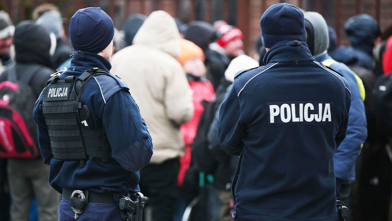 Agresywny mężczyzna w Krakowie. „W rękach miał dwa noże”