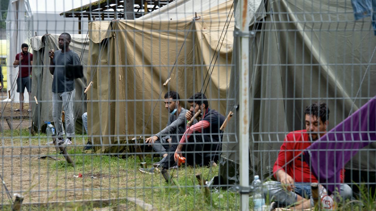 Obóz dla nielegalnych imigrantów z Białorusi na poligonie w Rudnikach (fot. PAP/V.Doveiko)