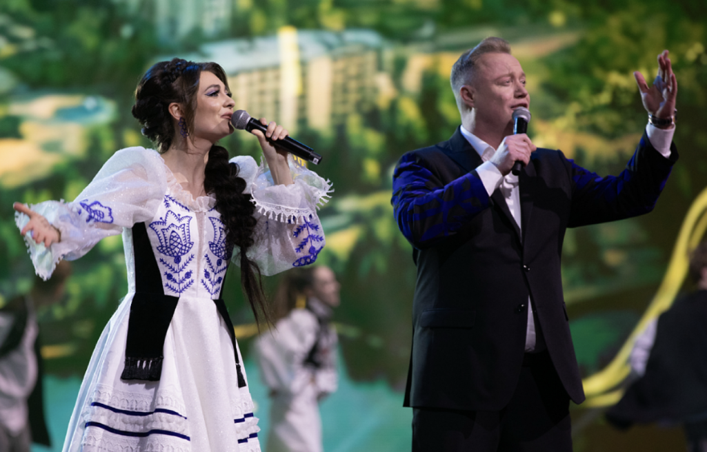 Выканаўца «Ах, Аляксандр» Аляксандра Мелех з Яўгенам Ермалковічам (ён жа Зінаіда Фурор). Крыніца: скрыншот відэатрансляцыі на ont.by