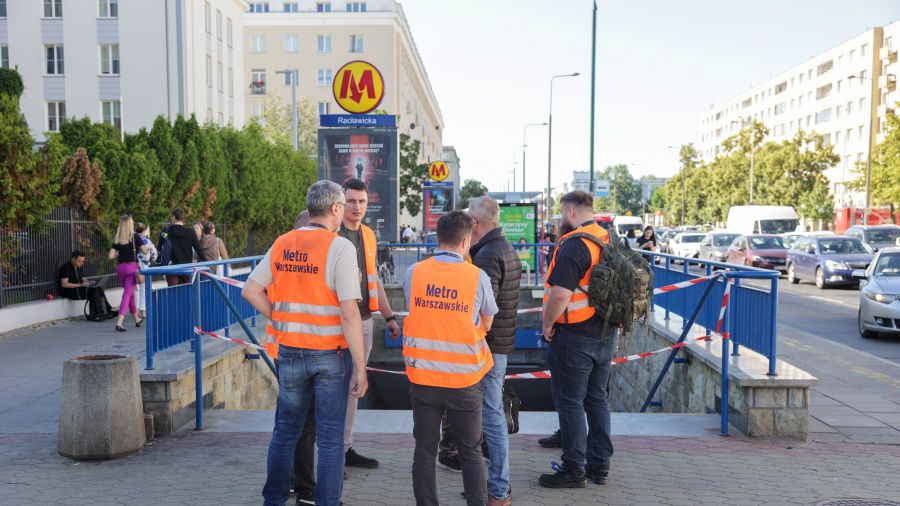 Pracownicy metra przed zamkniętym wejściem na stację metra M1 Racławicka w Warszawie / Fot. Szymon Pulcyn, PAP