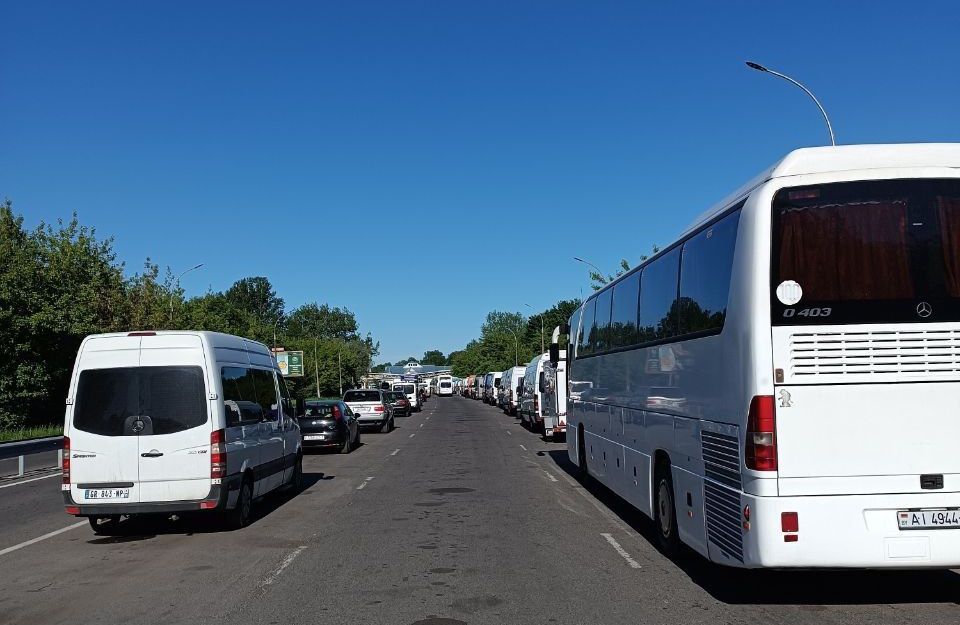 Чарга перад пунктам пропуску «Варшаўскі мост» у бок Польшчы. Берасце, Беларусь. 12 траўня 2024 года. (Фота: granica_bypl / Telegram)