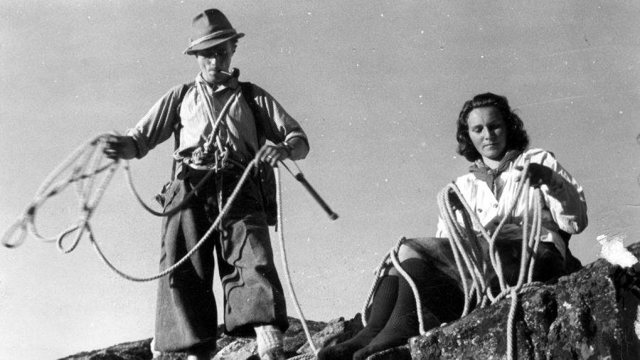 Wspinaczka na Grani Fajek w Tatrach w październiku 1942 roku. Fotoreportaż, a właściwie sesja zdjęciowa dla okupacyjnej prasie, poświęconego taternikowi Zbigniewowi Korosadowiczowi. Jakby dla uatrakcyjnienia  materiału – w towarzystwie Zofii Beckerówny. Fot. NAC/Wydawnictwo Prasowe Kraków-Warszawa, sygn. 2-11999
