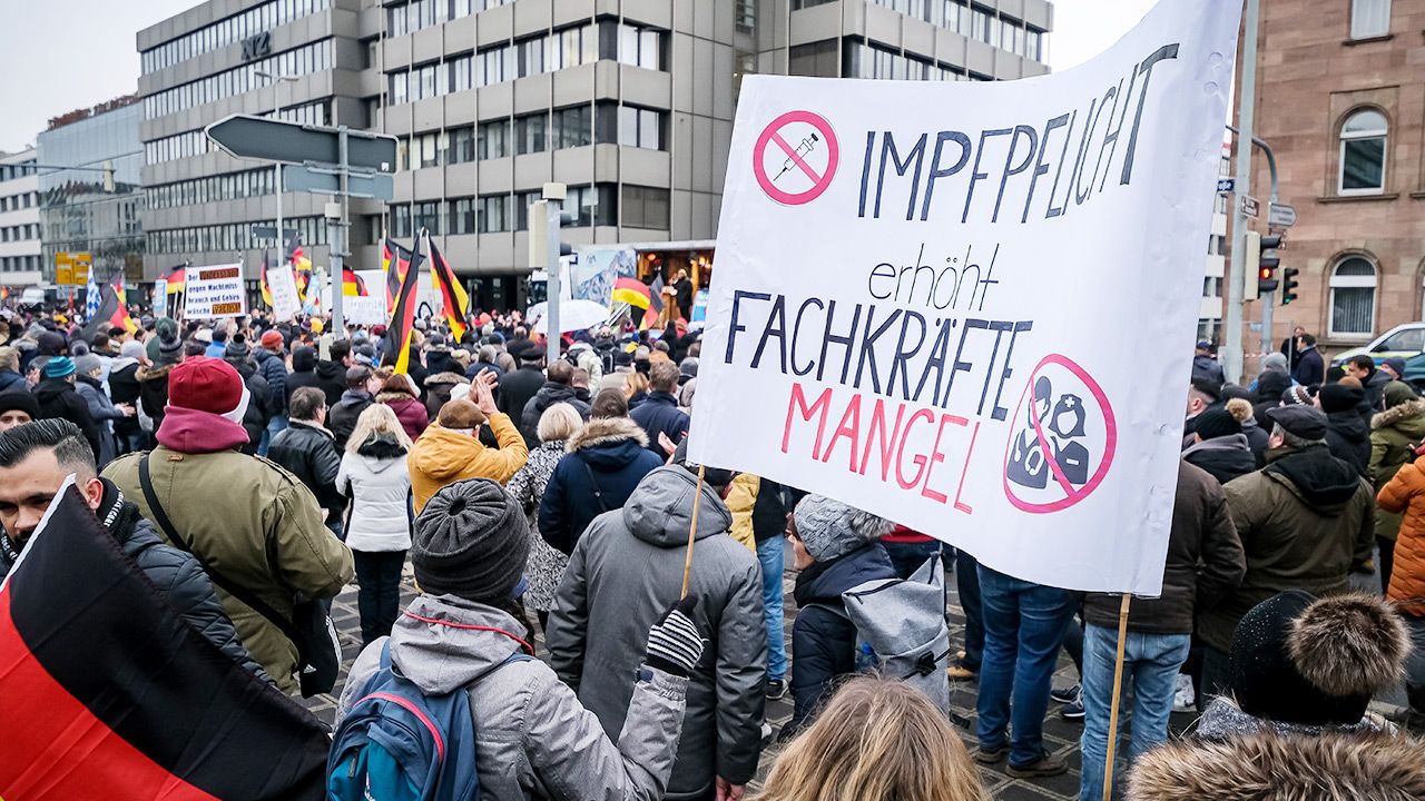 Koronasceptycy protestowali w Niemczech (fot. Leonhard Simon/Getty Images)