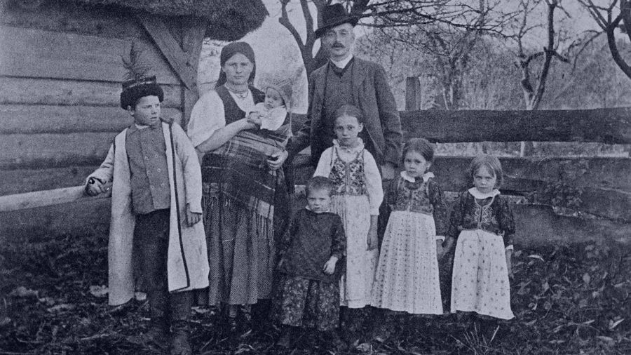 Anna i Włodzimierz Tetmajerowie z dziećmi w Bronowicach. Fot. NCK