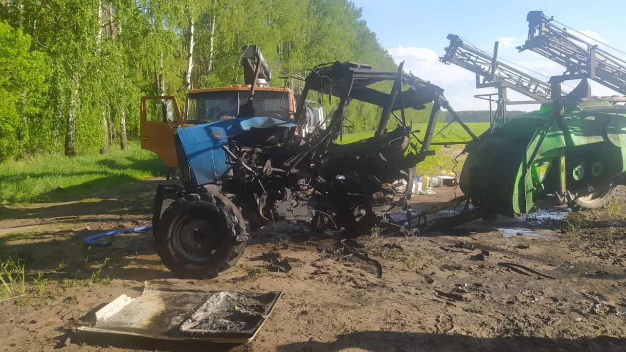 Wybuch doszczętnie zniszczył traktor (fot. DSNS)