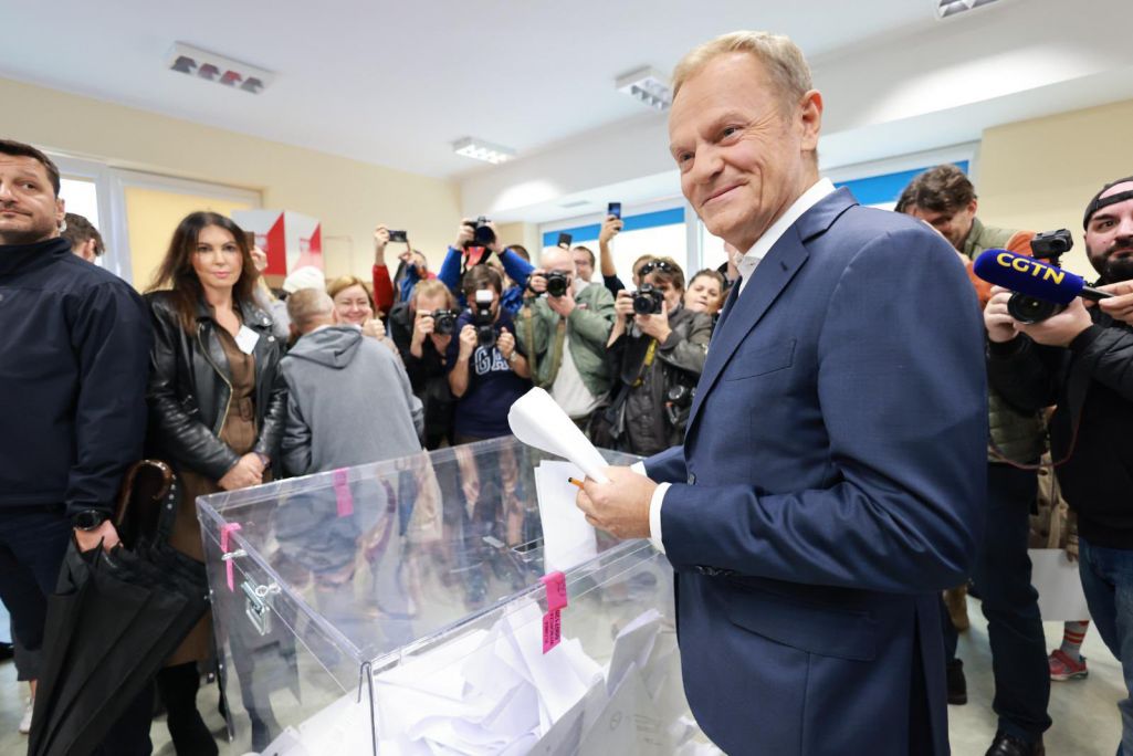Лідар апазіцыйнай Грамадзянскай кааліцыі Дональд Туск галасуе на парламенцкіх выбарах у Польшчы. 15 кастрычніка 2023 года. (Фота: Donald Tusk / X)