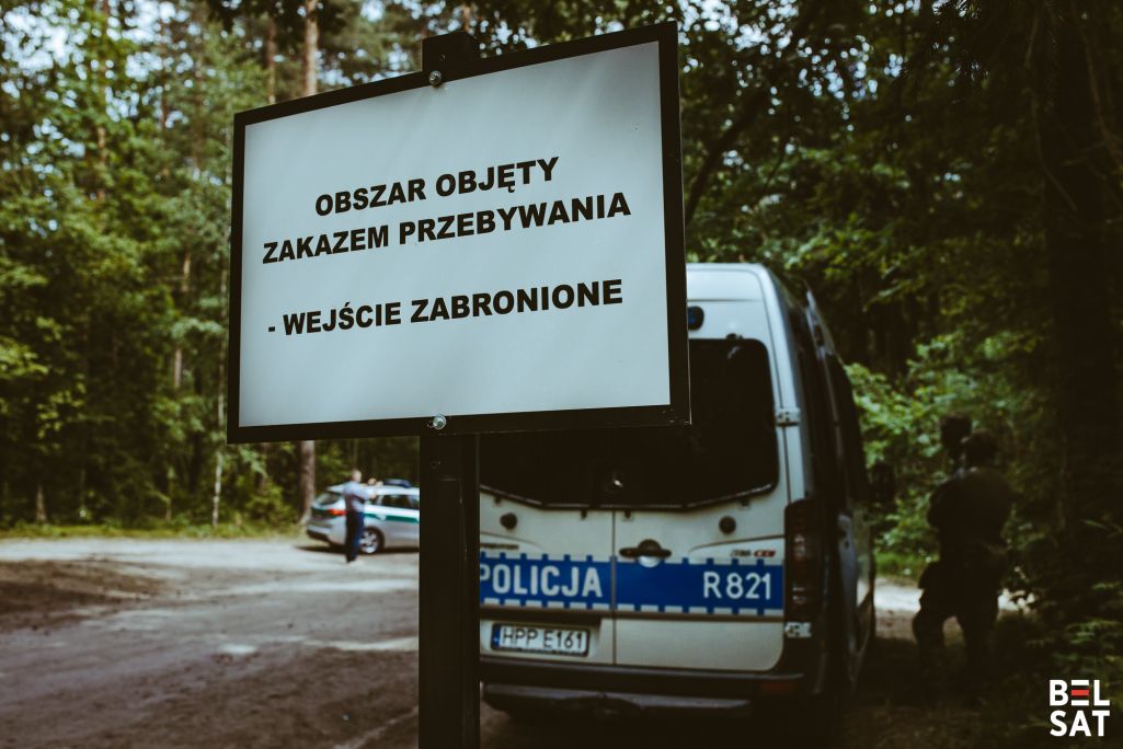 Знак, што забараняе праход ля мяжы Польшчы і Беларусі блізу Белавежы, Польшча. 18 чэрвеня 2024 года. Фота: Белсат