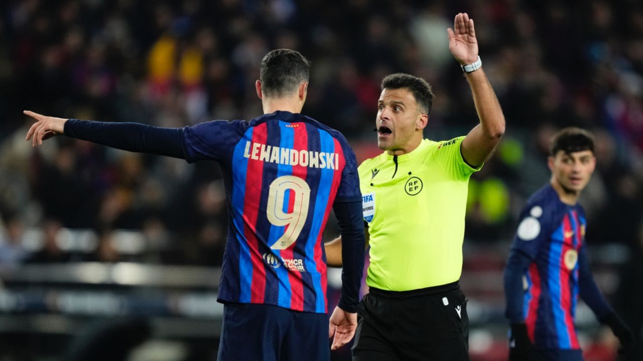 Robert Lewandowski i Jesus Gil Manzano (fot. Getty).